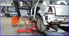 Doi tinichigii îndreaptă maşini fără ciocan şi chit. Cu tehnologie Ferrari